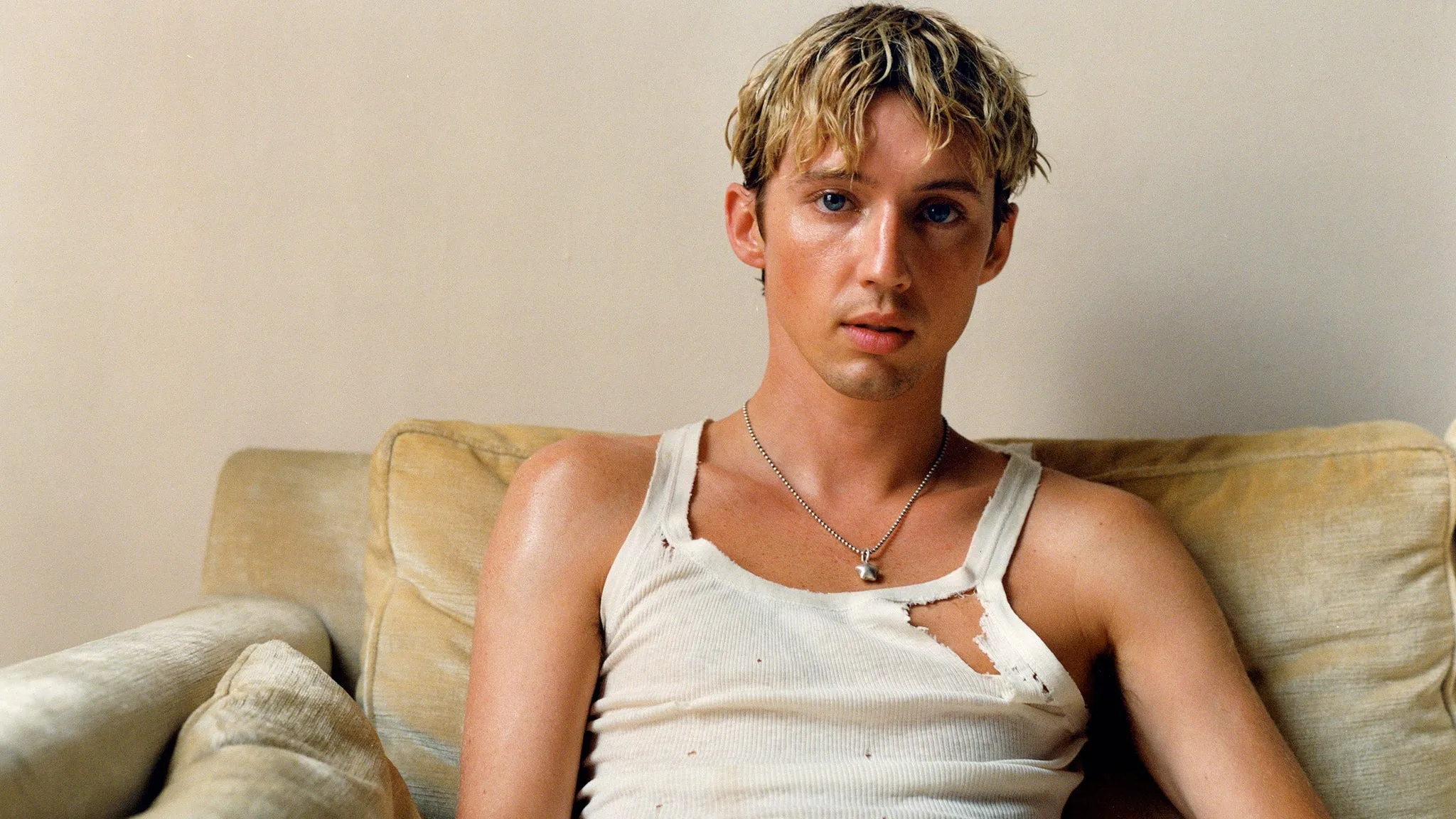 image_68b125df368d9 Troye Sivan Once Considered the Possibility of Dating a Girl