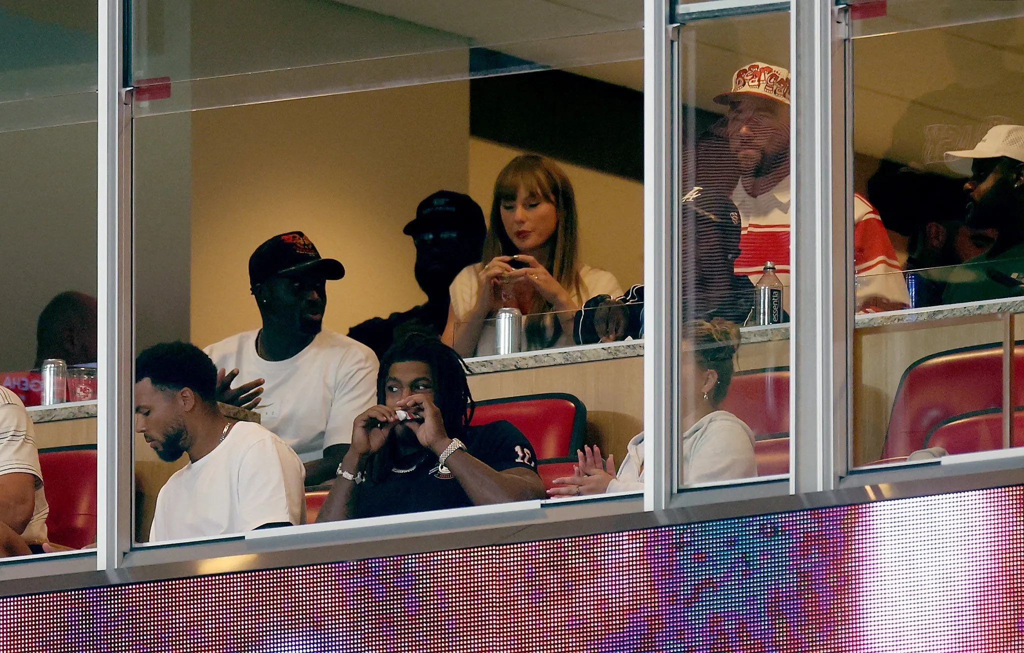 Travis Kelce Steals Spotlight as He Returns to His Alma Mater Game Hand-in-Hand with Fiancée Taylor Swift in First Post-Engagement Appearance