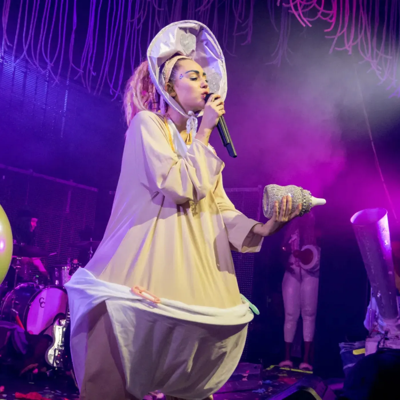 image_68b325ab78c66 Swipe for the Timeline: From VMA Stage to Free Album — ‘Miley Cyrus & Her Dead Petz’ at 10