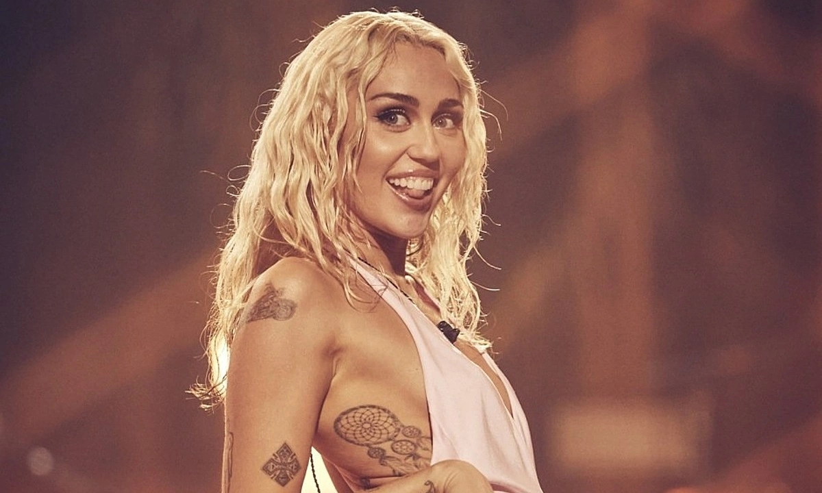 image_68b72838e8636 What consequences did Miley Cyrus have to suffer for changing her image too much, going against the majority opinion?