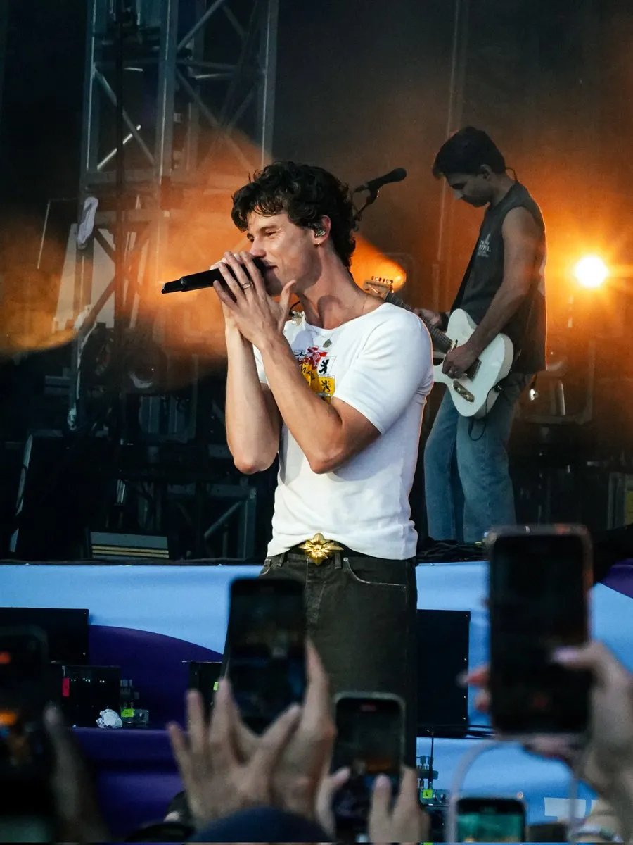 image_68b7be46dc931 Shawn Mendes Spotted Hugging a Mystery Girl at Hozier’s Show — Fans Can’t Stop Guessing Who She Is