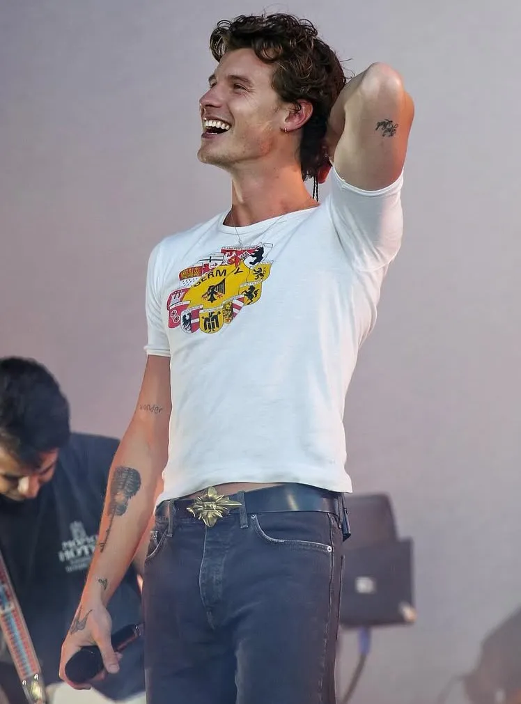 Shawn Mendes Spotted Hugging a Mystery Girl at Hozier’s Show — Fans Can’t Stop Guessing Who She Is 23 Shawn Mendes Spotted Hugging a Mystery Girl at Hozier’s Show — Fans Can’t Stop Guessing Who She Is