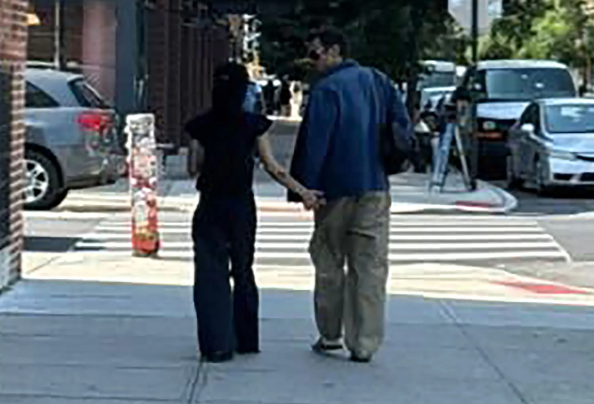 image_68b8e914435f5 Zoë Kravitz and Harry Styles Holding Hands in Brooklyn Sparks Frenzy — Fans Convinced They’re Official