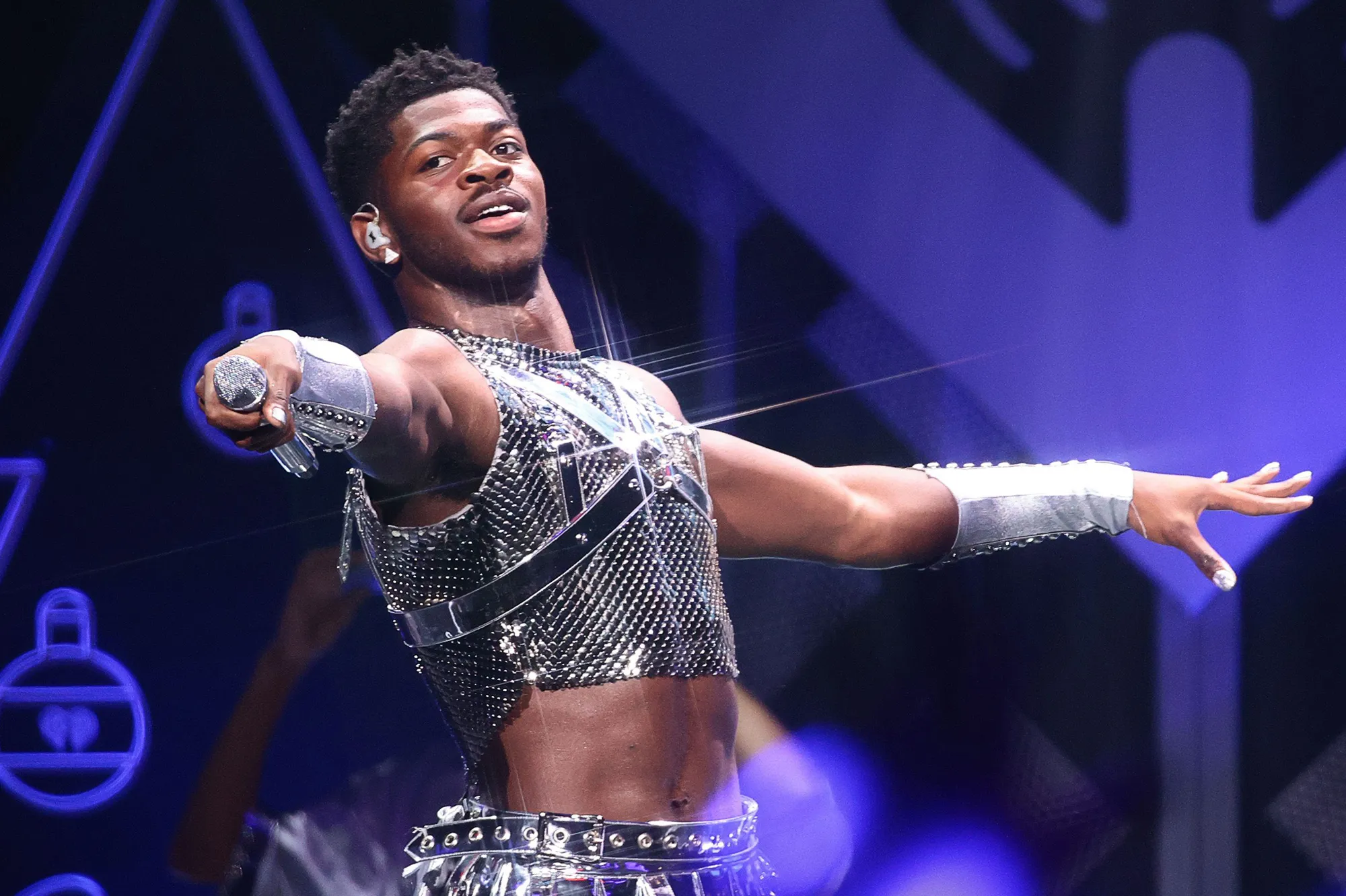 image_68b90cddbb9b2 While performing, Lil Nas X got a stomachache and had to excuse himself to use the restroom before returning