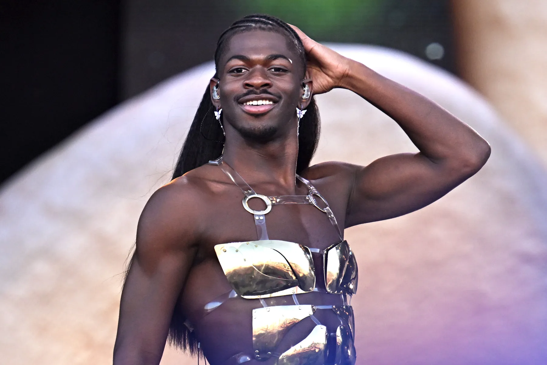 While performing, Lil Nas X got a stomachache and had to excuse himself to use the restroom before returning