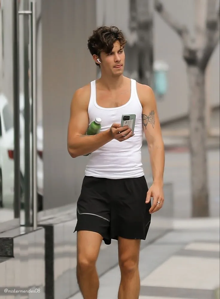 image_68b93660c3db0 “Shawn Mendes Sticks to His Classic White Tank – But the Mysterious Transformation of His Muscles Leaves Fans Stunned, Asking: What Has He Been Doing for the Past 4 Years?