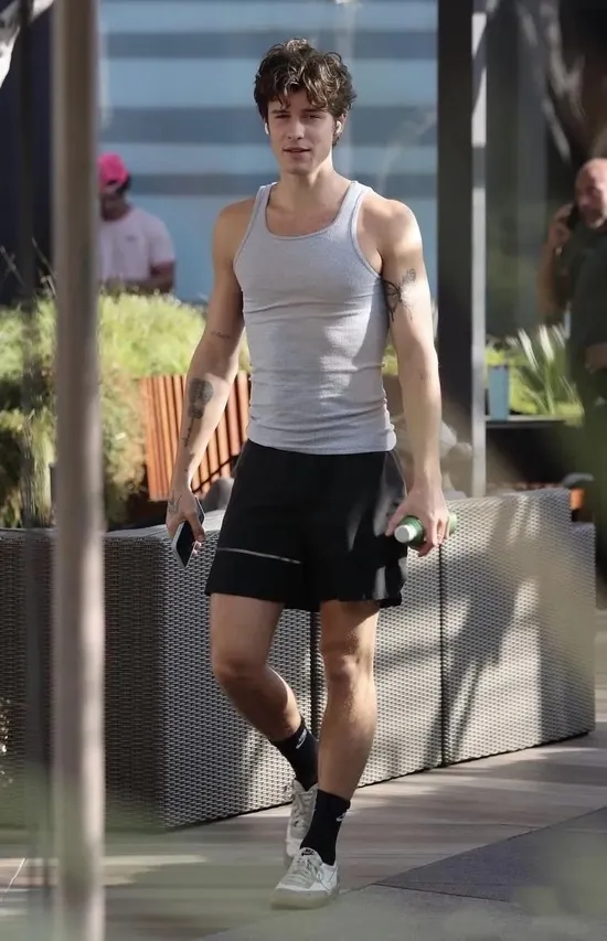 “Shawn Mendes Sticks to His Classic White Tank – But the Mysterious Transformation of His Muscles Leaves Fans Stunned, Asking: What Has He Been Doing for the Past 4 Years?