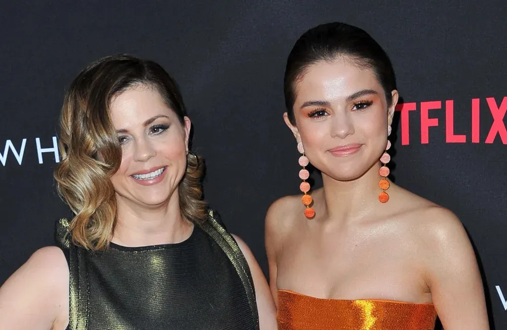 image_68b9451e16083 Selena Gomez’s Mom Mandy Teefey Denies Alleged Ritalin Incident Amid Wondermind Controversy