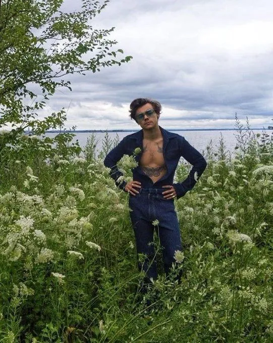 image_68b9569c98ea9 The pop star reveals his love for the garden – but the way he 'enjoys the plants' is sending the whole world into shock!