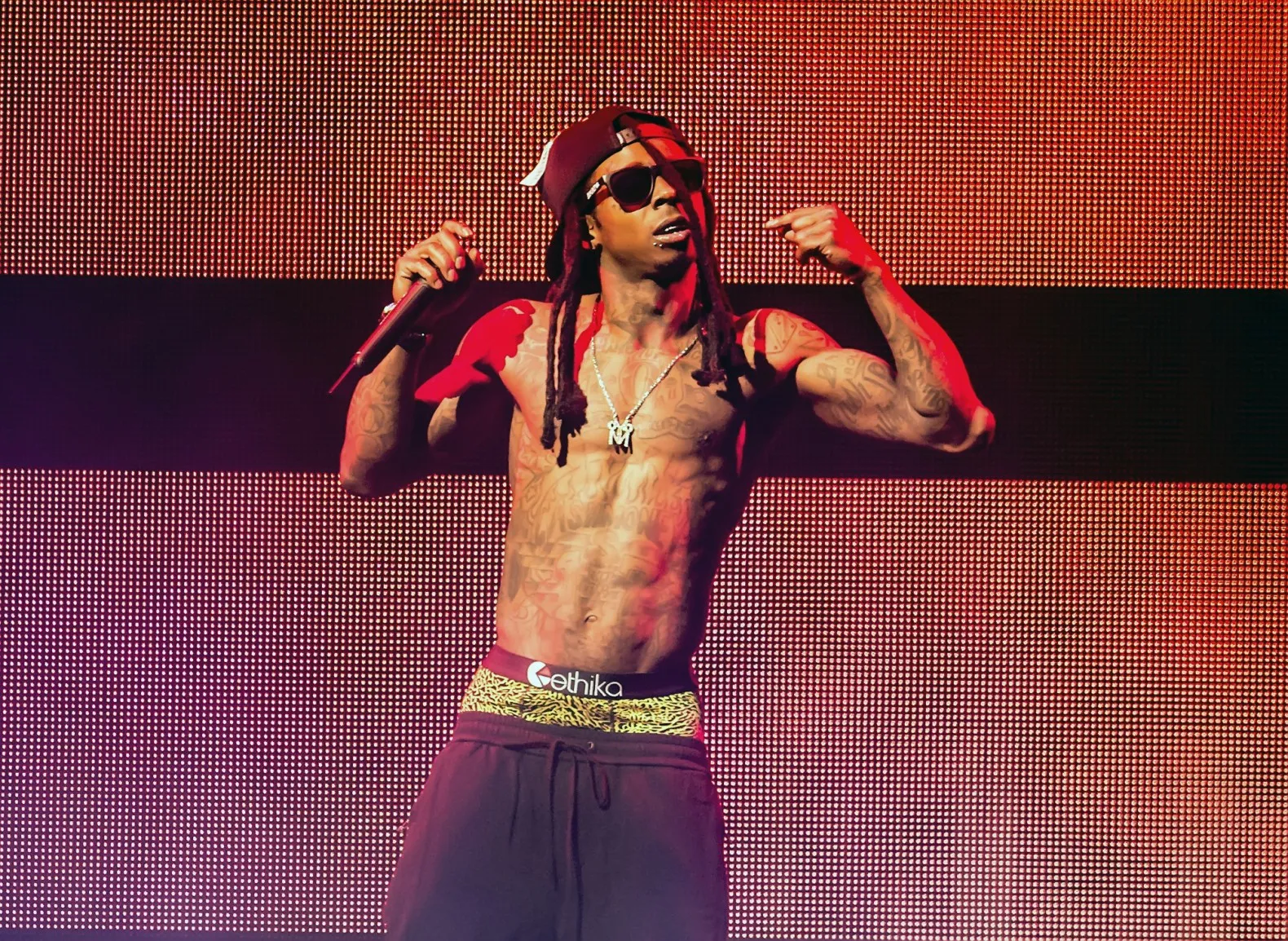 image_68ba4156253db Lil Wayne and the Sagging Pants Style: A Hip-Hop Fashion Legacy