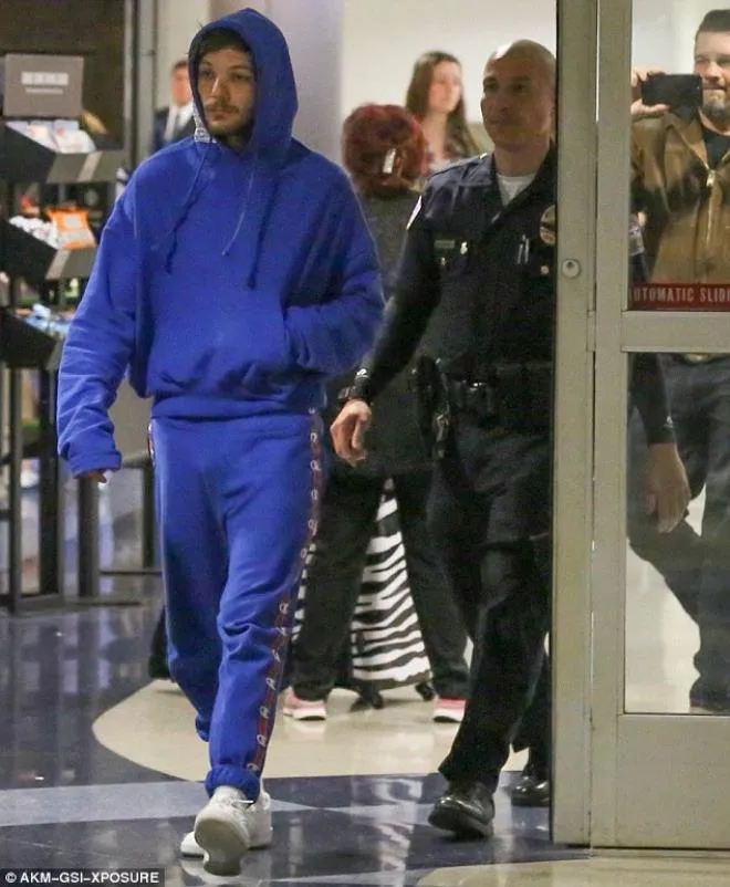 image_68ba453da34c1 Louis Tomlinson Turns Heads at the Airport with a Simple Tracksuit – But Fans Insist This One Detail Is What Made Him the True Center of Attention!