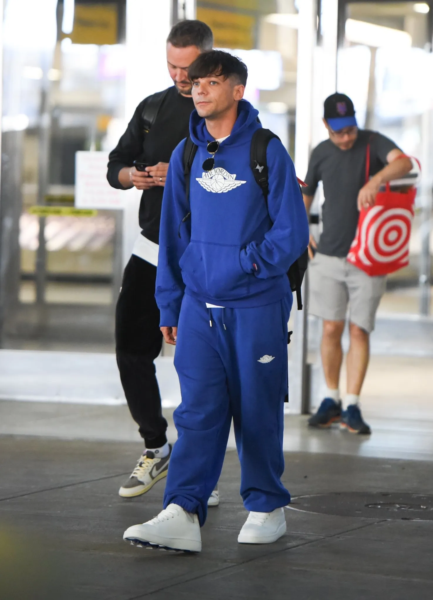 Louis Tomlinson Turns Heads at the Airport with a Simple Tracksuit – But Fans Insist This One Detail Is What Made Him the True Center of Attention! 19 Louis Tomlinson Turns Heads at the Airport with a Simple Tracksuit – But Fans Insist This One Detail Is What Made Him the True Center of Attention!