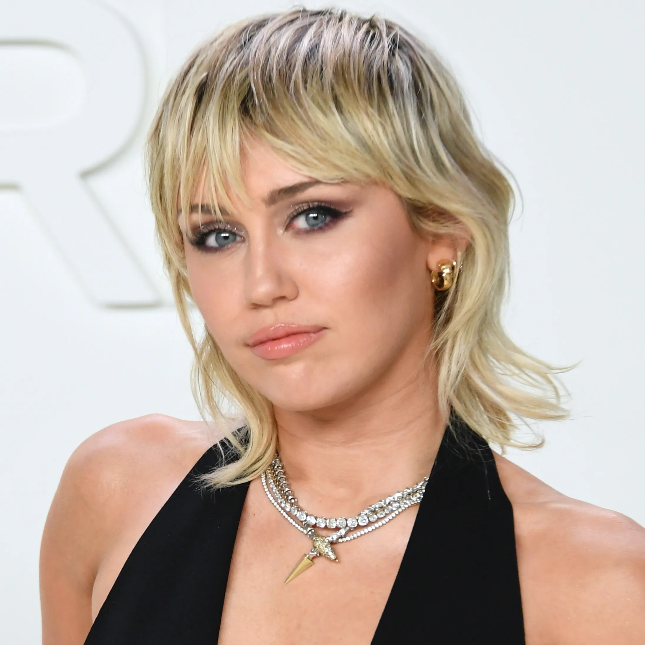 image_68ba4d37b1072 Far from her previous sexy, rebellious image, Miley Cyrus has returned to a minimalist style - And this is what made her change so dramatically?