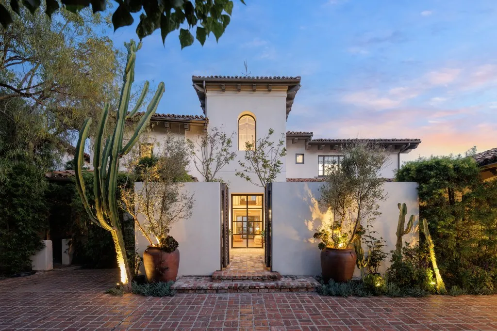 image_68ba5bdaa910f Brad Pitt Invests in a $12 Million Hollywood Hills Mansion with Advanced Security System After Robbery