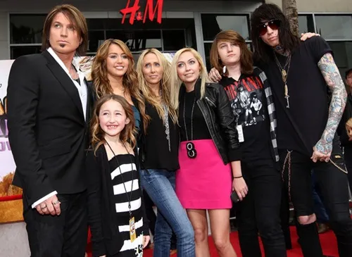 image_68ba9321c876a Miley Cyrus’ Mother-Daughter Rift: What Do Other Family Members Have to Say?