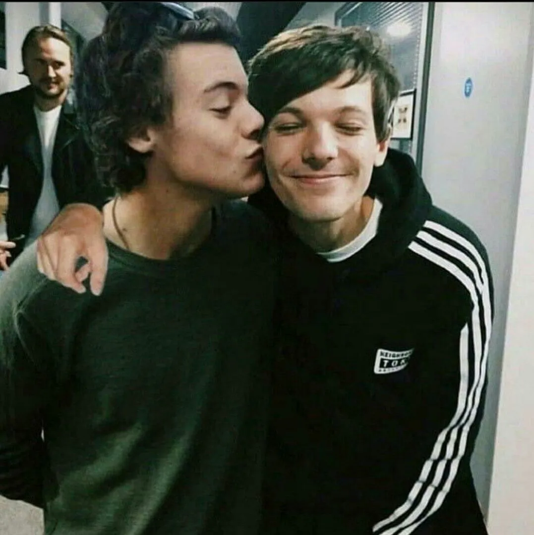 Louis Tomlinson Didn’t Hold Back Admitting He Once Struggled with Harry Styles’ Spotlight – But What He Said Next Left the Entire Fandom in Uproar!