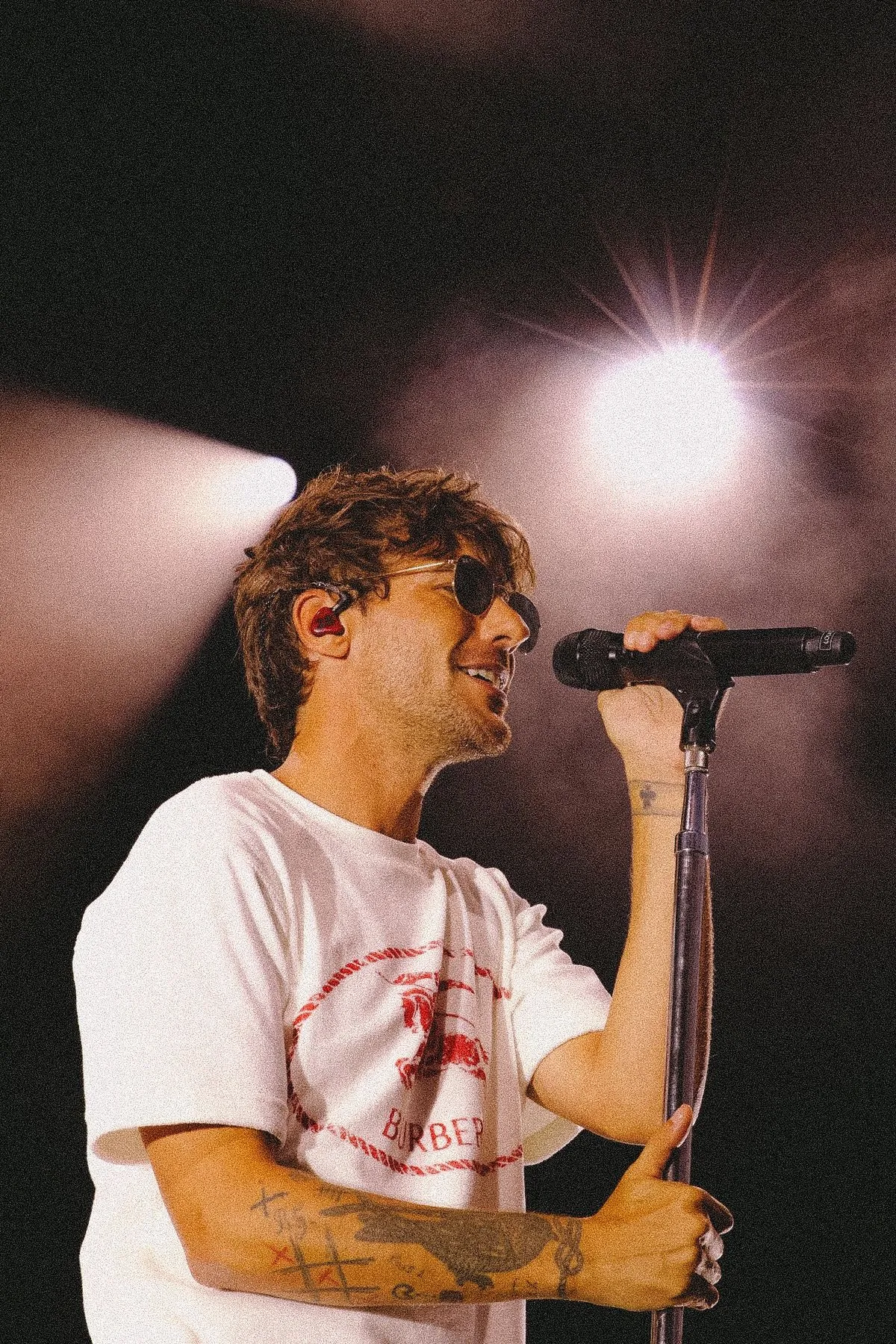 Louis Tomlinson melts fans’ hearts while celebrating with his family – But one tiny detail at the party sparks questions about the future of his love life!