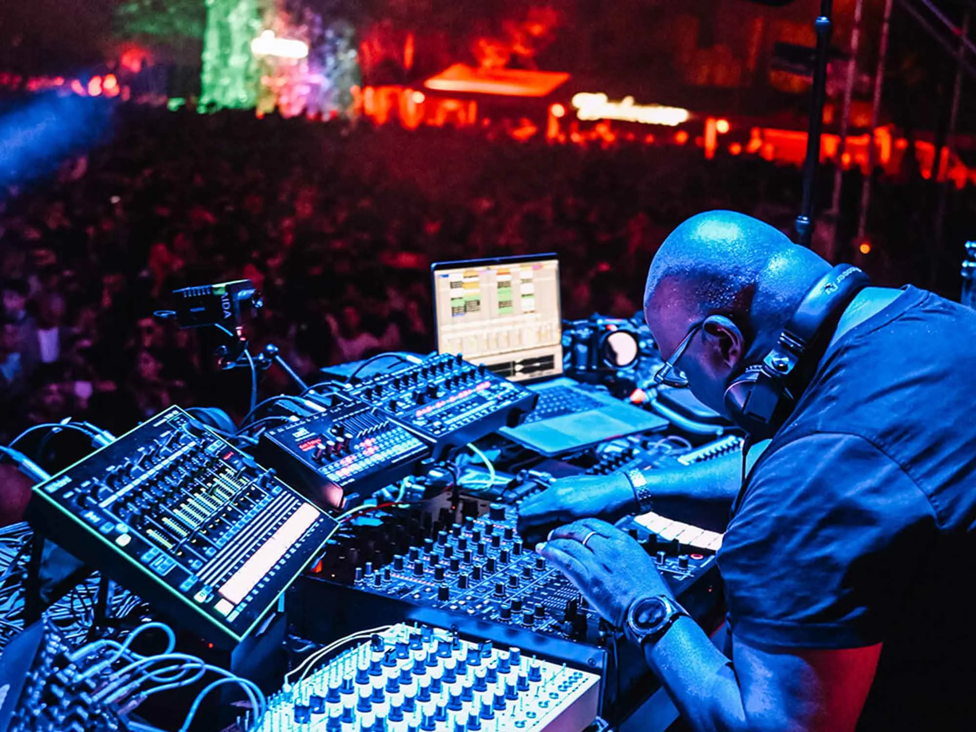 image_68bbb468a0bb9 Technicians Save Carl Cox From Failure – What Technical Failure Was About to Ruin His UNVRS Show?