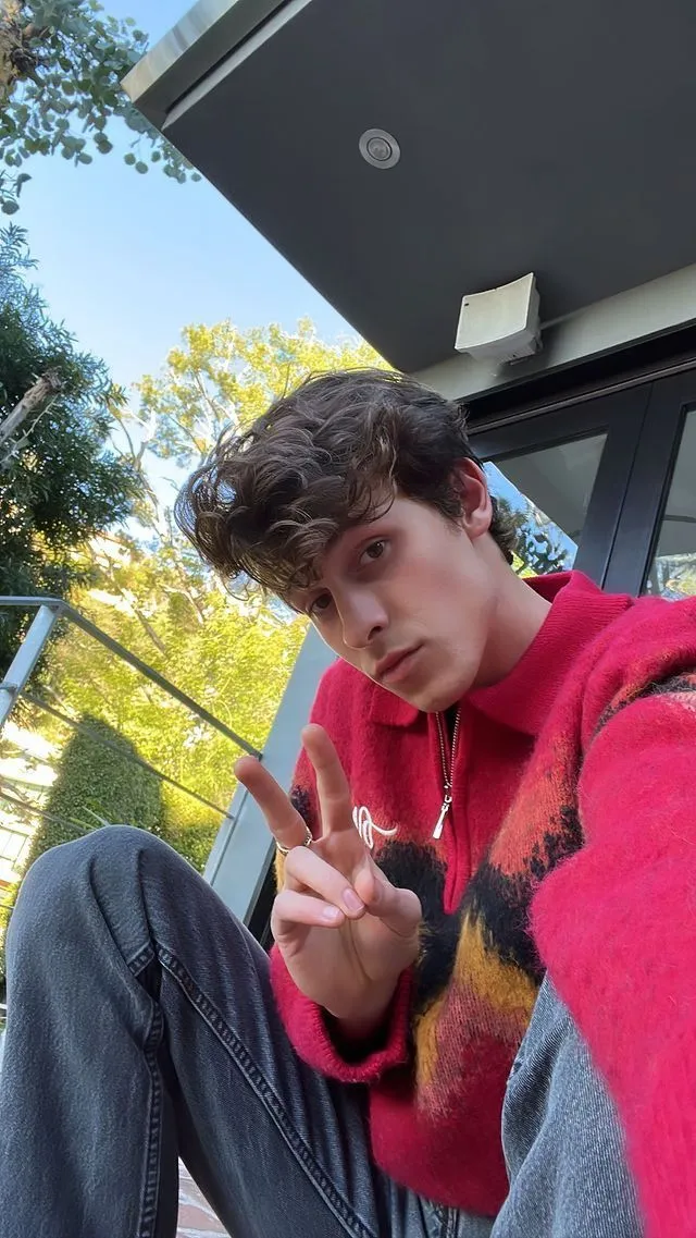 You won’t believe how casual Shawn Mendes looks when he’s away from the spotlight!