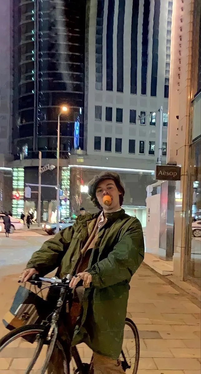 image_68bbb8069175d Harry Styles captivates millions on stage, but offstage, he just wants to… lounge around in worn-out clothes!