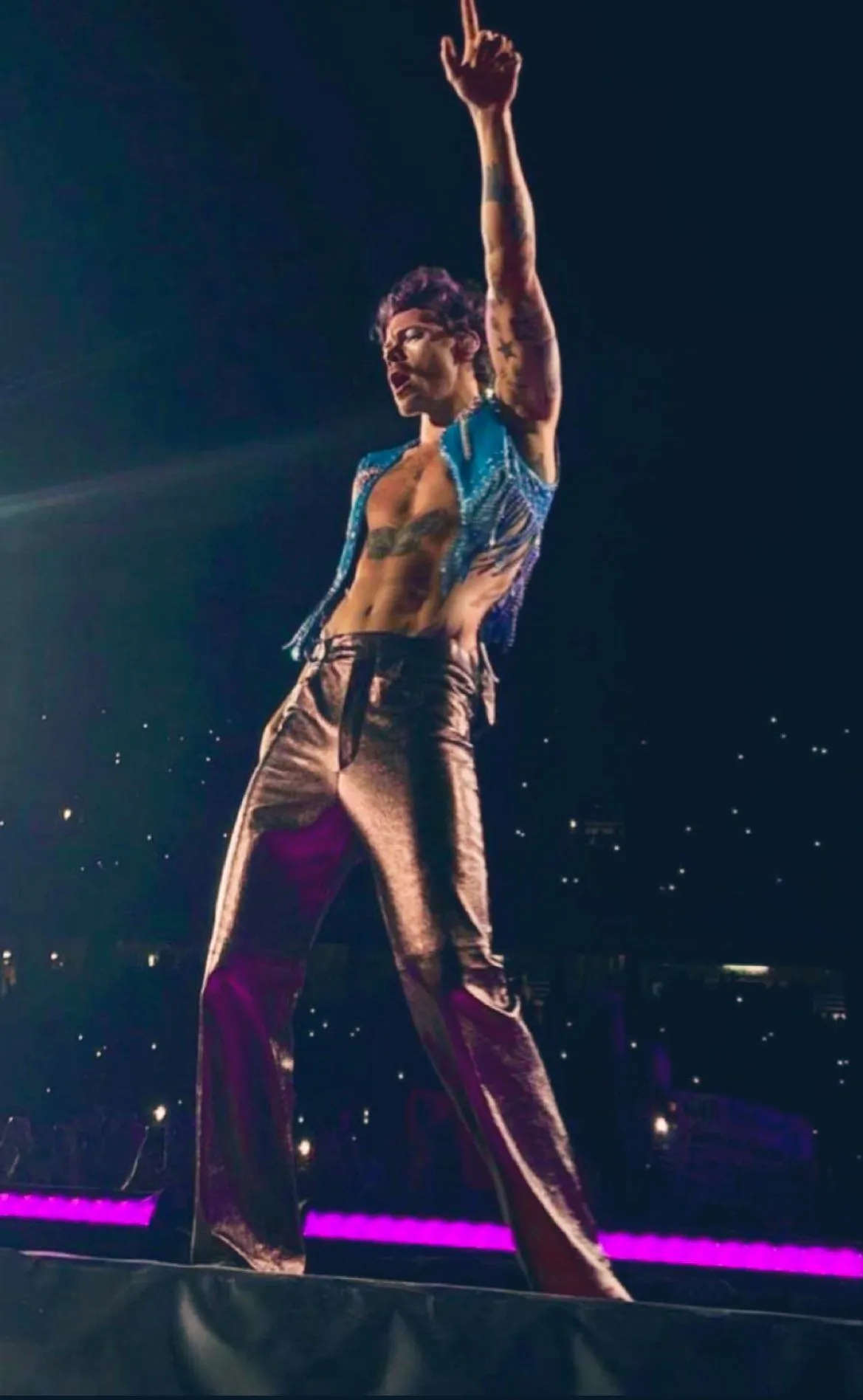 Harry Styles captivates millions on stage, but offstage, he just wants to… lounge around in worn-out clothes!