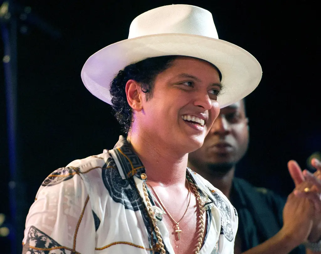 image_68bbbf22d739a Bruno Mars has a special ritual before every live performance that gives him extra confidence when he steps on stage - What is it?