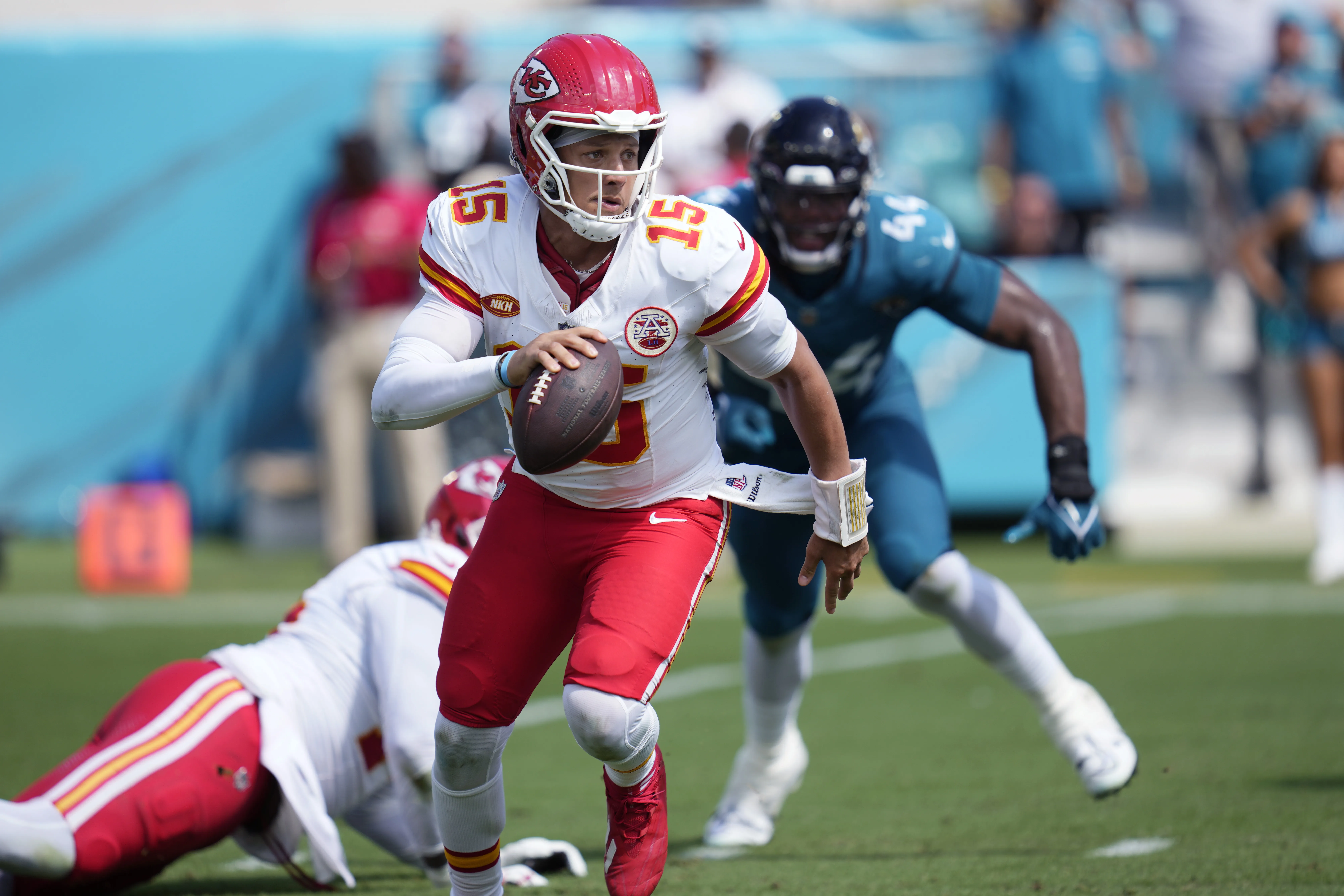image_68bc6b2d4dca1 Patrick Mahomes Sparks Outrage After Controversial Sideline Hit in Shocking Chiefs Loss to Chargers