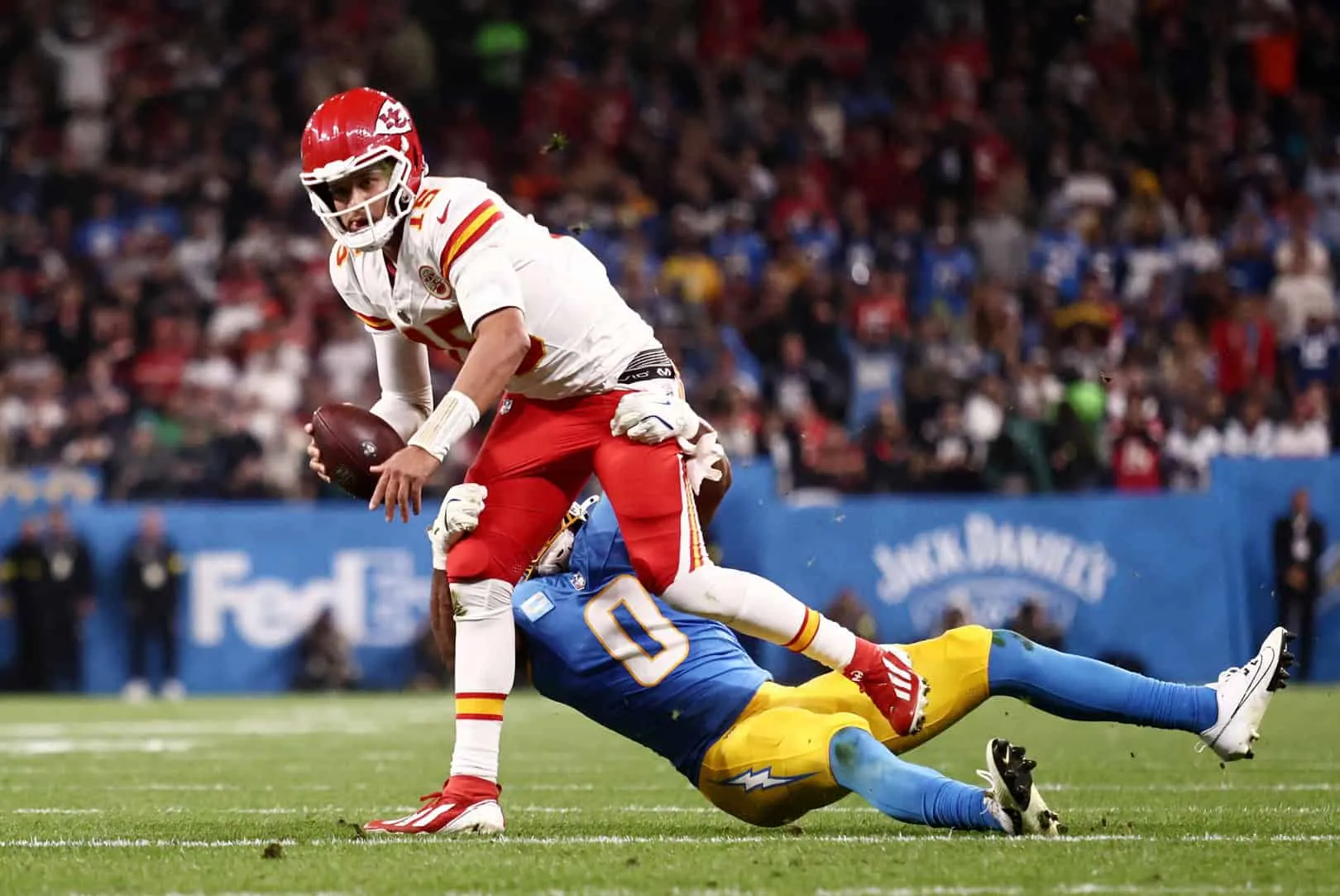 Patrick Mahomes Sparks Outrage After Controversial Sideline Hit in Shocking Chiefs Loss to Chargers