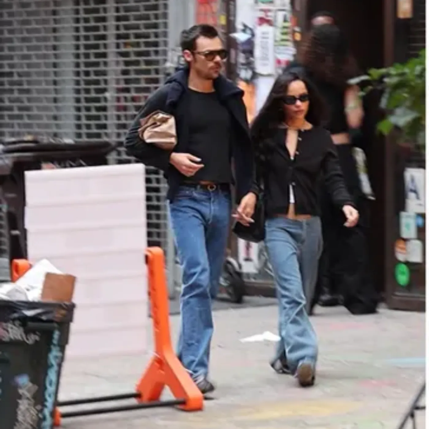 “Hollywood’s Power Duo Just Taking a Casual Stroll – Or Are Harry Styles and Zoë Kravitz Secretly Making Their Relationship Public for the First Time?”