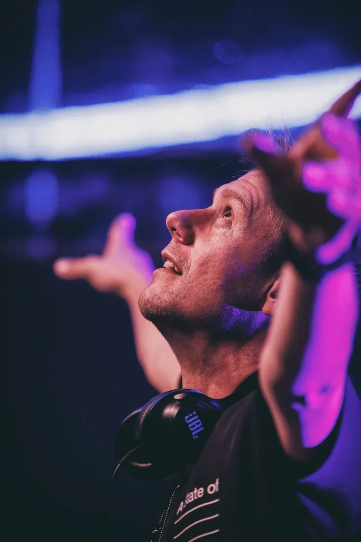 Fans Are Stunned as Armin van Buuren Plays Nonstop for 9 Hours – The Secret Behind His Incredible Endurance!