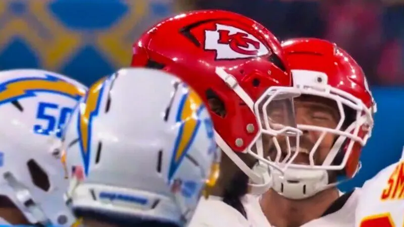 image_68bd8c975aa44 Tensions Boil Over: Travis Kelce Caught on Video Giving His Chiefs Teammate Tough Love in Heated Moment