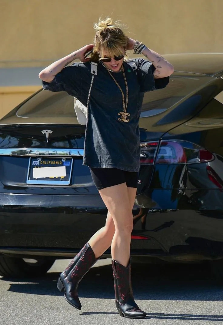 image_68be38623786d Miley Cyrus’ Bold Street Style Look Goes Viral on Social Media