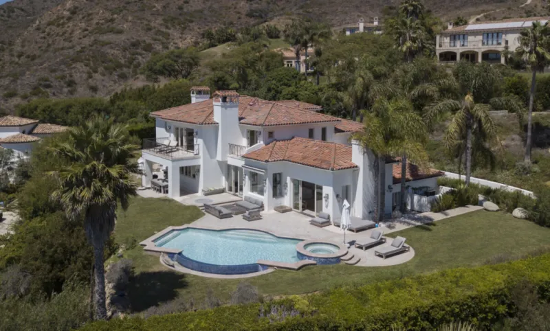 image_68be39fbd3436 Miley Cyrus Spends Relaxing Getaway with Maxx Morando at Private Villa