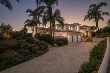 image_68be39fc4fcc4 Miley Cyrus Spends Relaxing Getaway with Maxx Morando at Private Villa