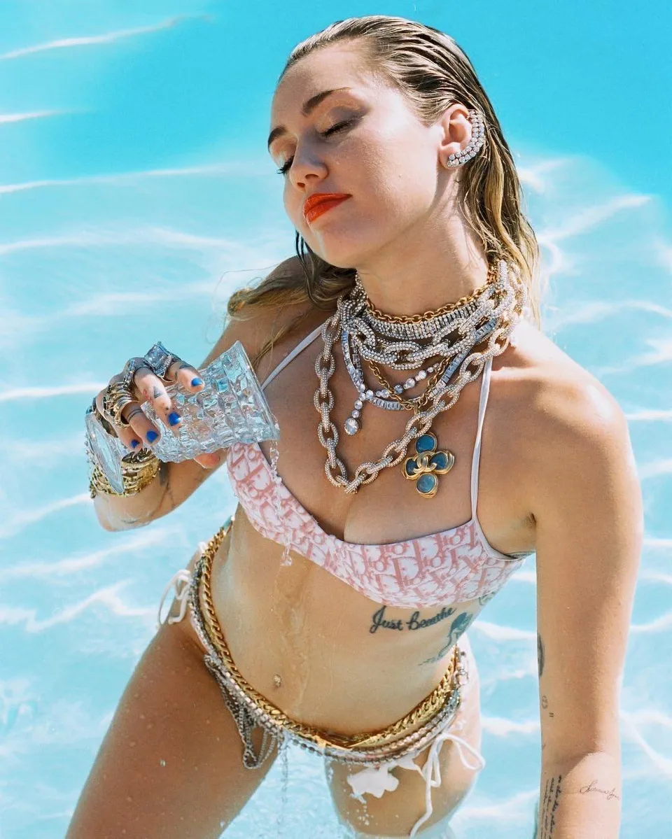 image_68be3d3985a8e Miley Cyrus Shows Off Million-Dollar Jewelry Collection