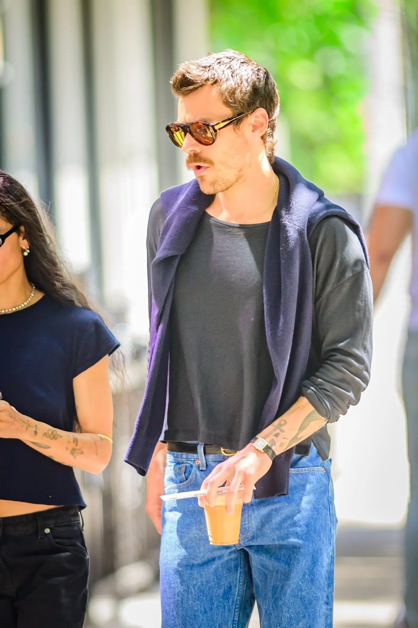 image_68be41cb765c6 Harry Styles Sparks Frenzy After Being Spotted Leaving Zoë Kravitz’s Apartment Looking Tense and Trying to Stay Out of Sight