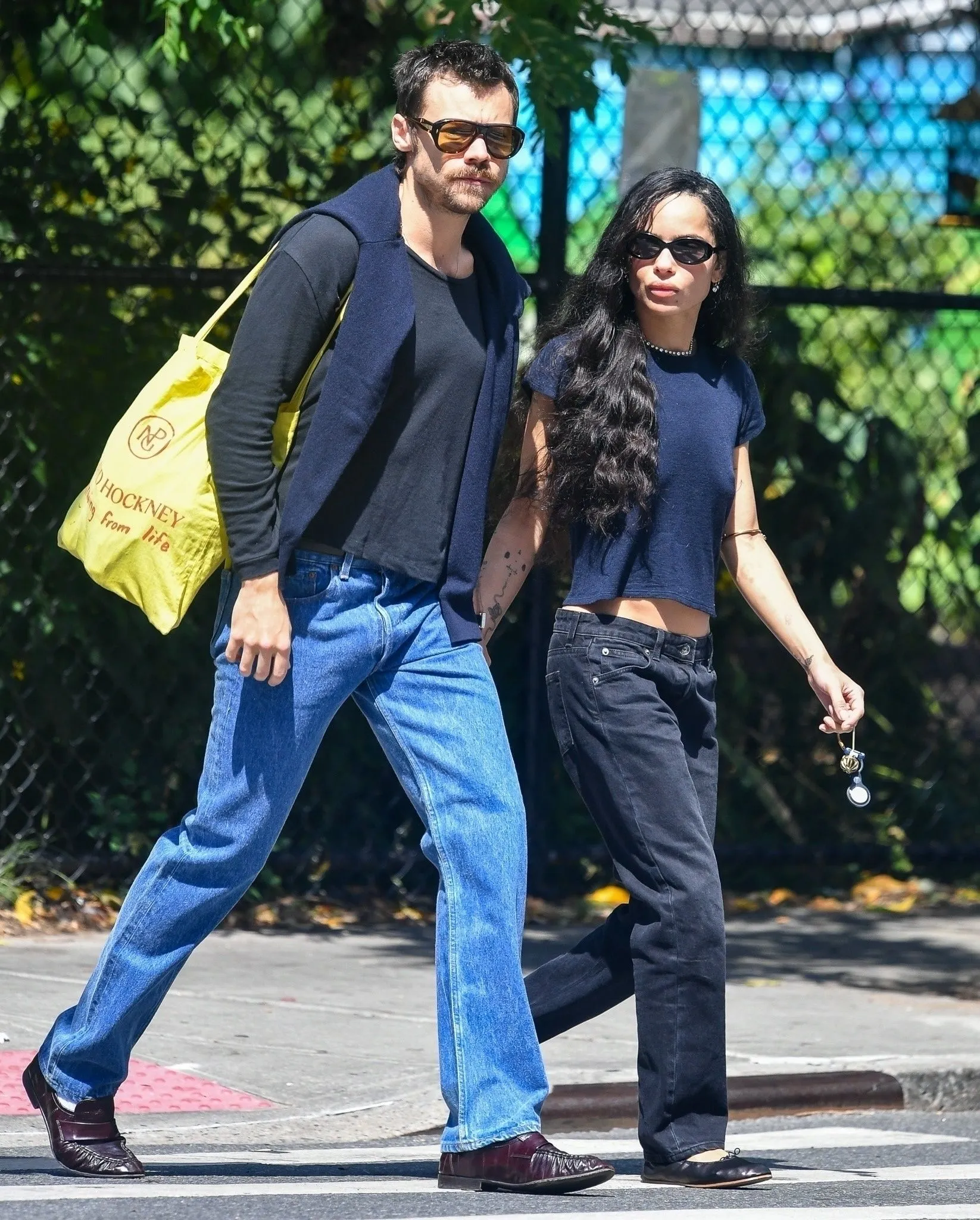 image_68be49beb419d Harry Styles Leaves Zoë Kravitz’s Apartment in Silence – But His Grim Expression Sparks Questions About Their Relationship