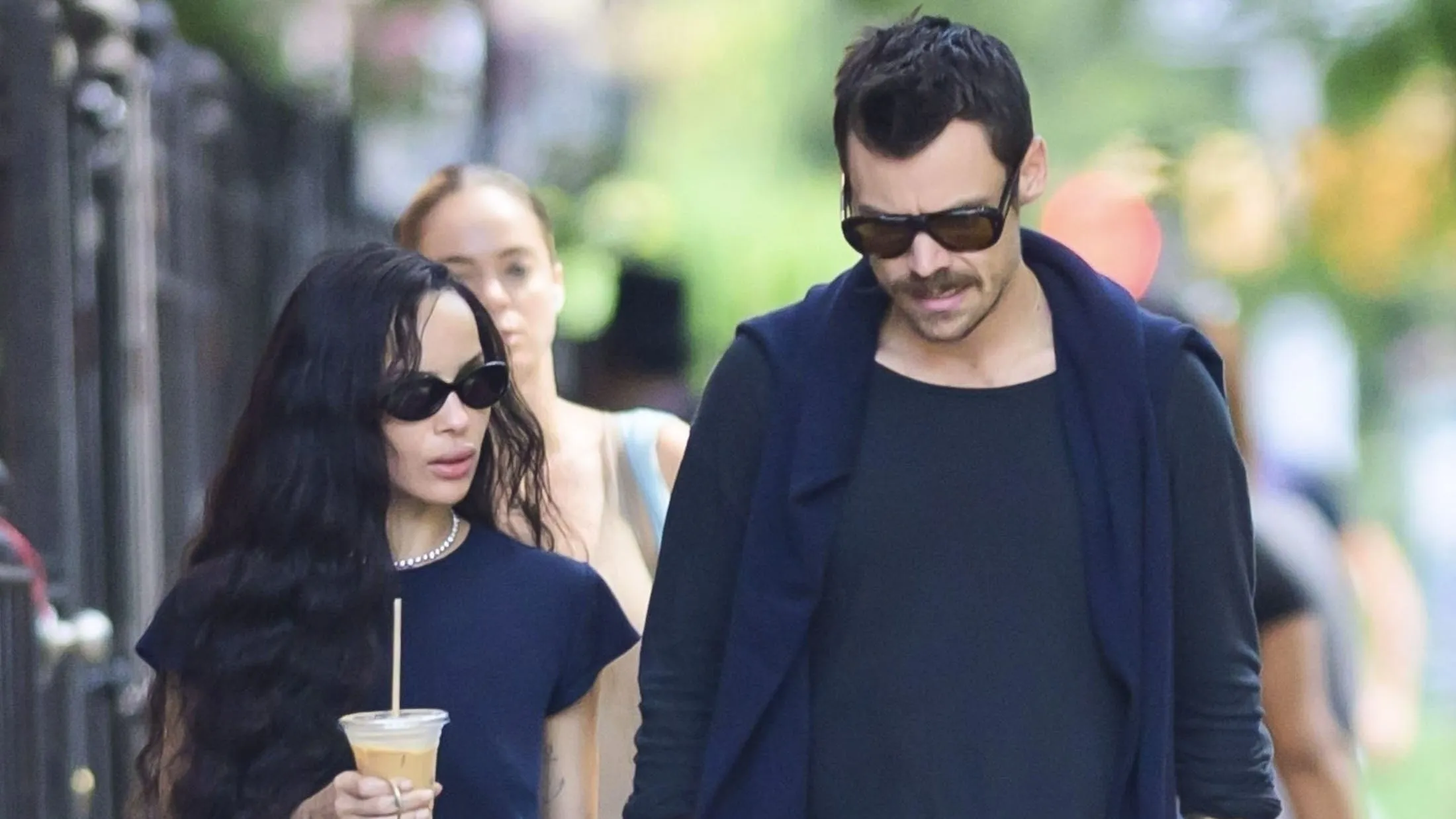 image_68be49bf62a1f Harry Styles Leaves Zoë Kravitz’s Apartment in Silence – But His Grim Expression Sparks Questions About Their Relationship