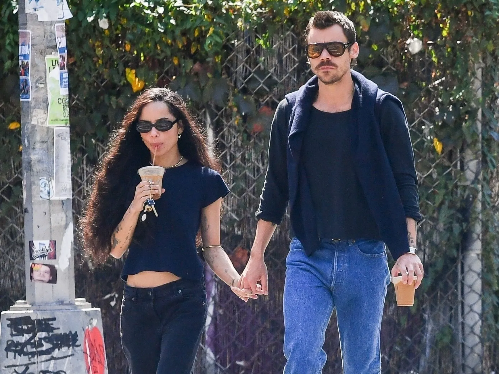 image_68be49c0057e1 Harry Styles Leaves Zoë Kravitz’s Apartment in Silence – But His Grim Expression Sparks Questions About Their Relationship