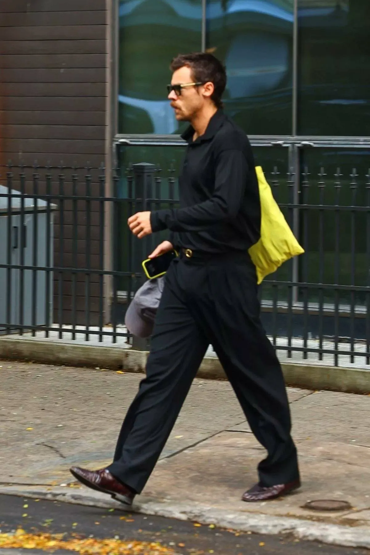 Harry Styles Leaves Zoë Kravitz’s Apartment in Silence – But His Grim Expression Sparks Questions About Their Relationship