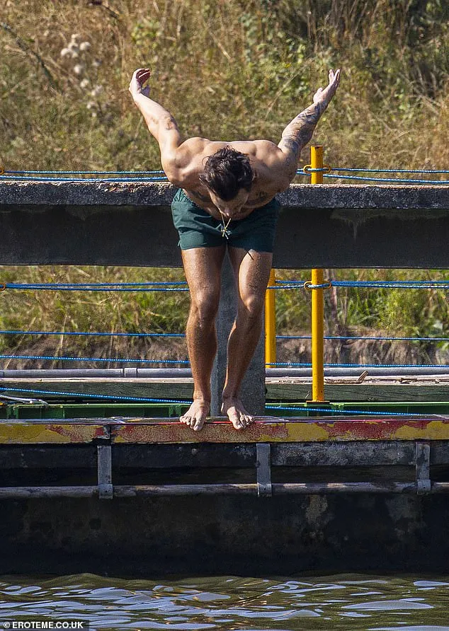 image_68be4ce3a4274 You think Harry Styles only loves luxury cars and multi-million-dollar homes? He’s actually into Lime bikes, street-side coffee, and… a mysterious midnight kiss in Soho!