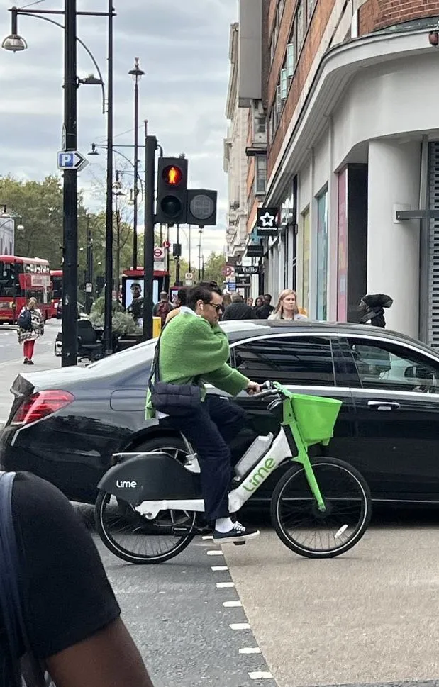 image_68be4ce408517 You think Harry Styles only loves luxury cars and multi-million-dollar homes? He’s actually into Lime bikes, street-side coffee, and… a mysterious midnight kiss in Soho!