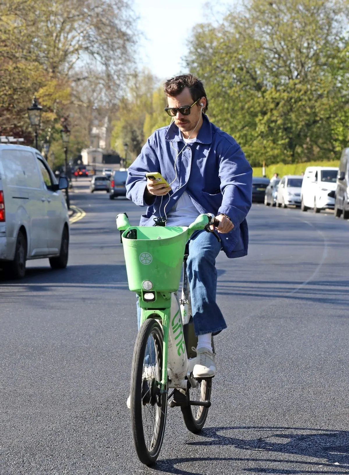 You think Harry Styles only loves luxury cars and multi-million-dollar homes? He’s actually into Lime bikes, street-side coffee, and… a mysterious midnight kiss in Soho!