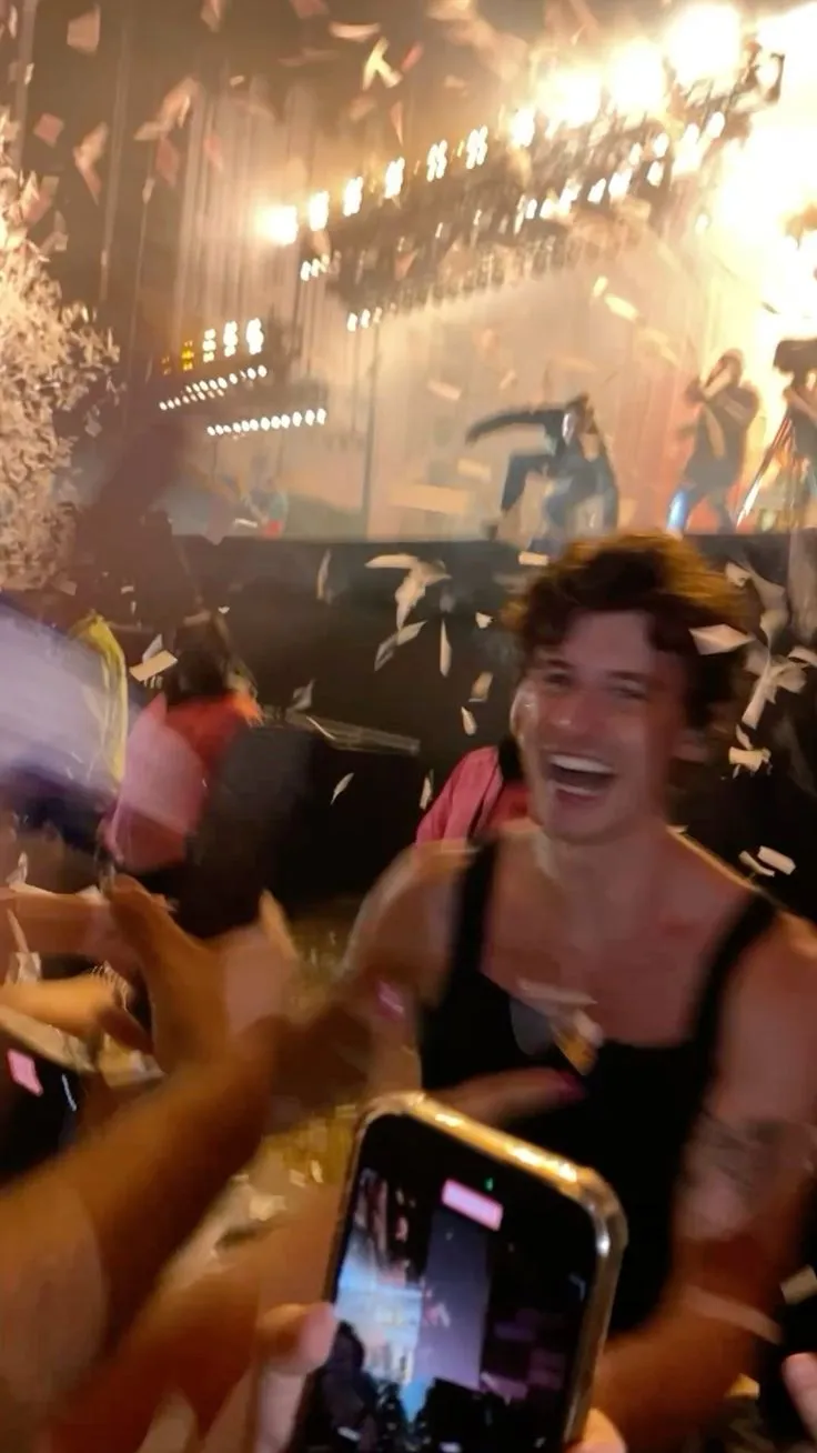 image_68be4fa289998 Shawn Mendes flashes a friendly smile at fans on the streets of Australia – But that simple moment suddenly blew up the internet because of one detail nobody expected!