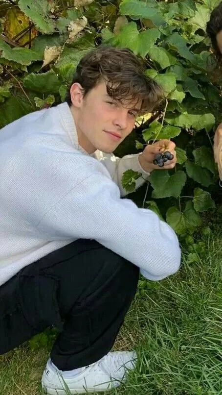 image_68be4fa2e18bb Shawn Mendes flashes a friendly smile at fans on the streets of Australia – But that simple moment suddenly blew up the internet because of one detail nobody expected!