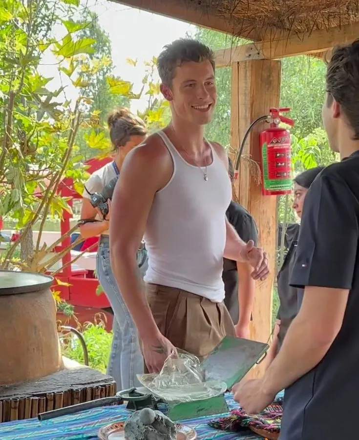 image_68be4fa30ce75 Shawn Mendes flashes a friendly smile at fans on the streets of Australia – But that simple moment suddenly blew up the internet because of one detail nobody expected!