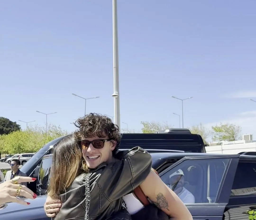 Shawn Mendes flashes a friendly smile at fans on the streets of Australia – But that simple moment suddenly blew up the internet because of one detail nobody expected!