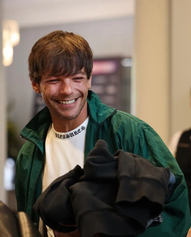 image_68be52b772720 "Louis Tomlinson turned the 28 Clothing launch into a fan party – but one detail in the pastel denim sent the entire community buzzing!
