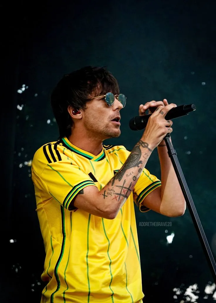 image_68be52b7d0b2d "Louis Tomlinson turned the 28 Clothing launch into a fan party – but one detail in the pastel denim sent the entire community buzzing!