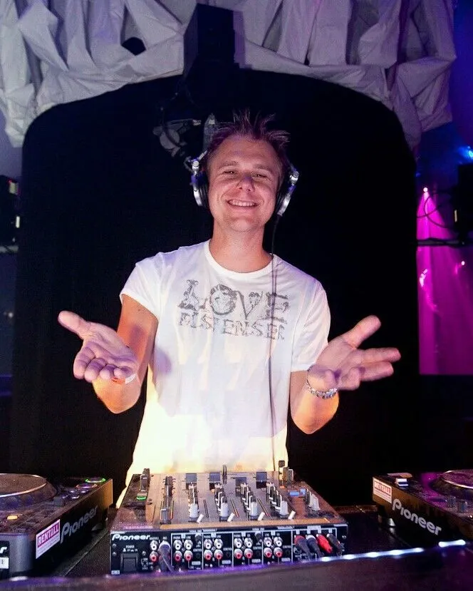 From Empty Bars to Global Stages – Armin van Buuren Reveals the Feeling When All Eyes Are on His Title, Not the Person He Is